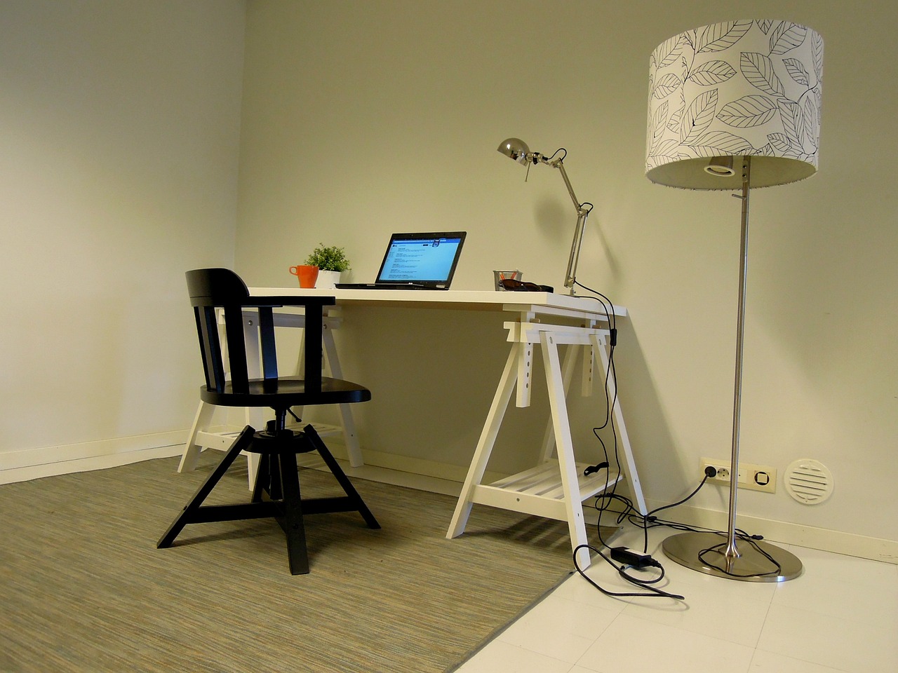 Dobrze dobrane krzesła biurowe - niezbędne dla kręgosłupa